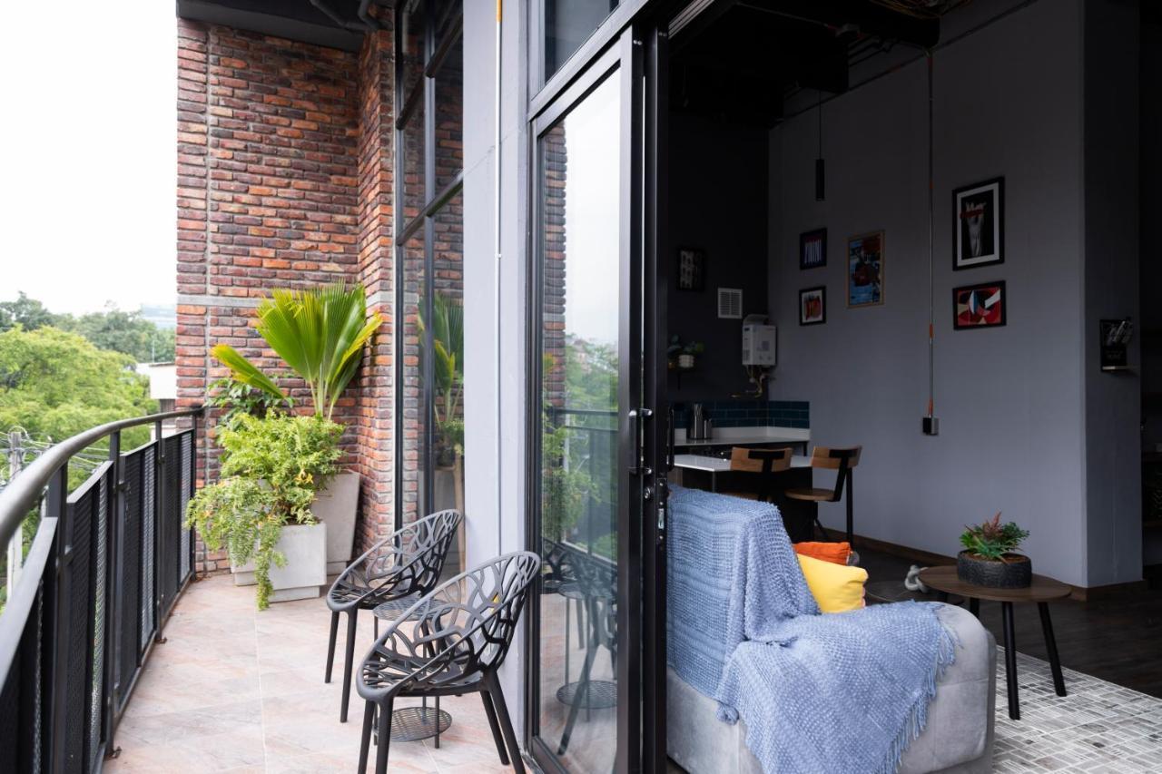 Royal Living Poblado Aparthotel Medellin Exterior photo